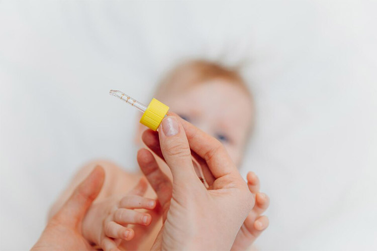 روش دادن قطره آهن به نوزاد​